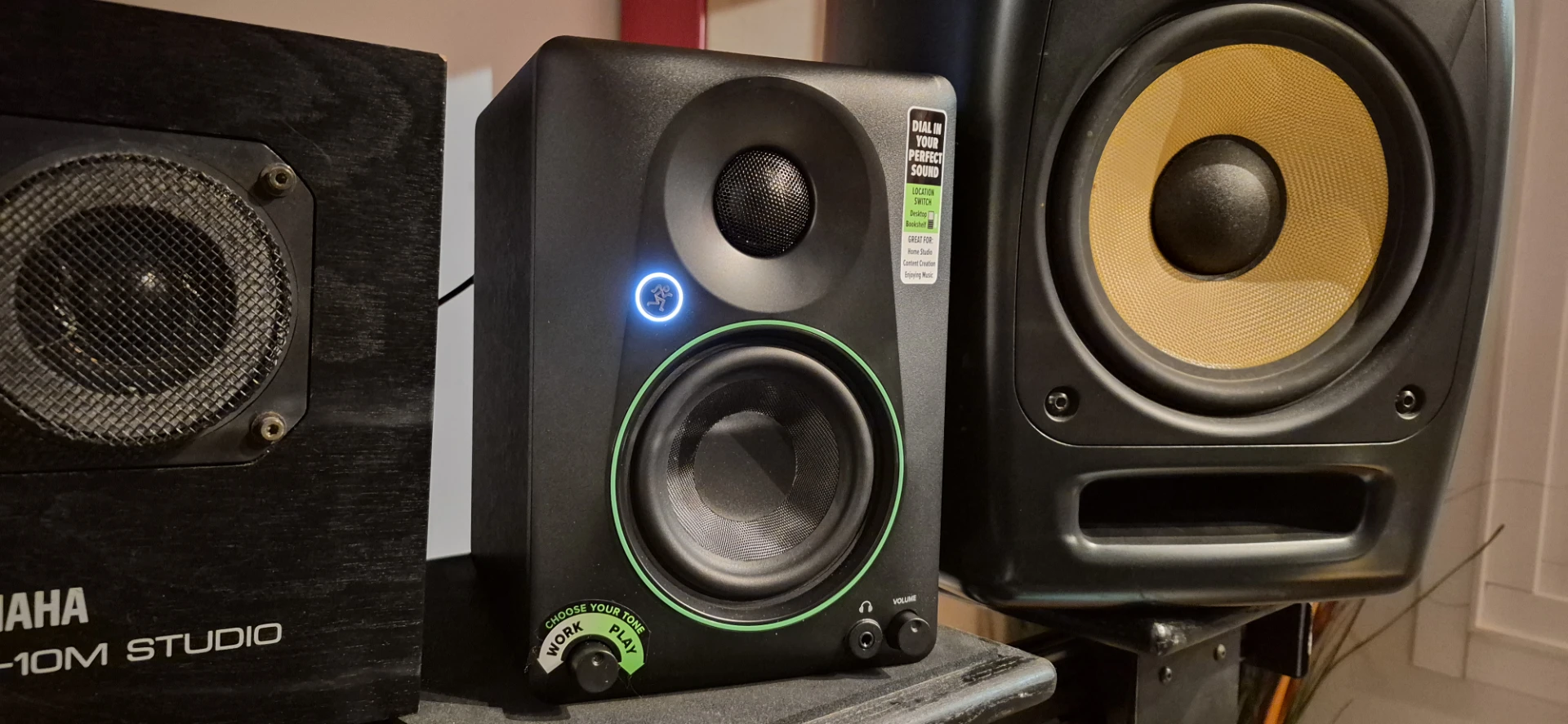 Mackie CR5BT neben einem KRK- und Yamaha-Lautsprecher