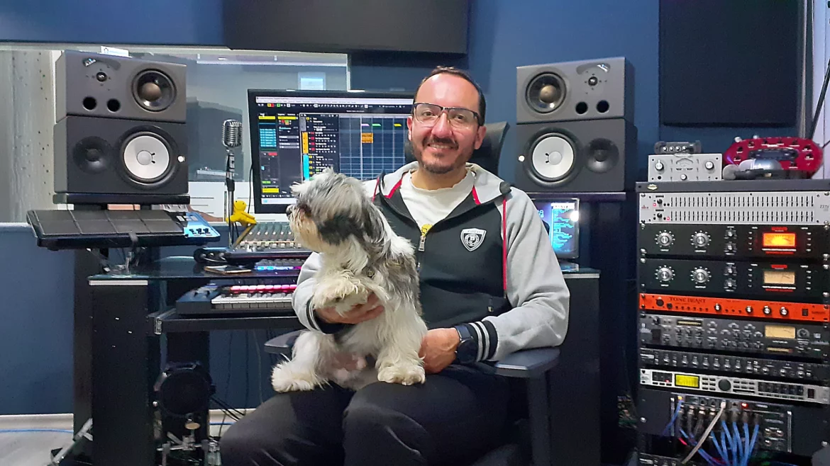 Cesar Mendosa im Semifusa Estudio mit Hund auf dem Schoß