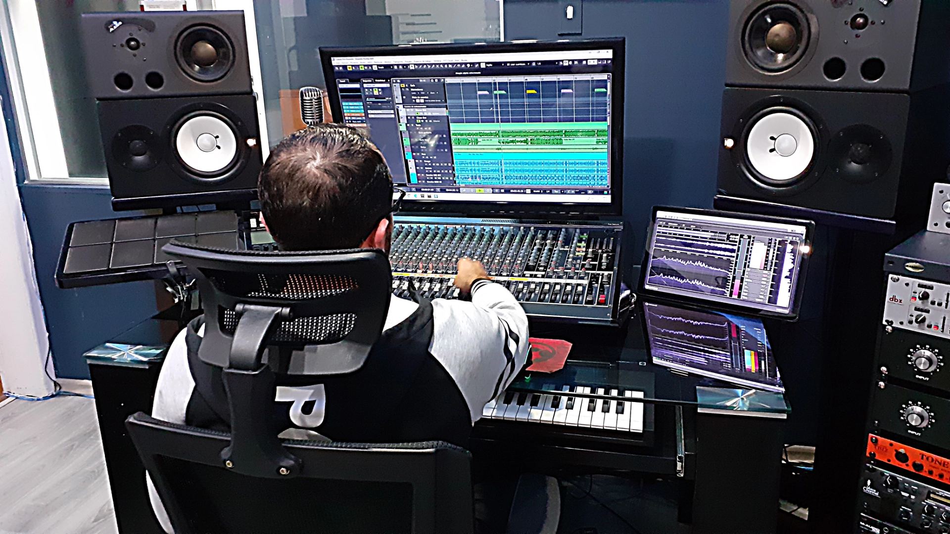 Cesar Mendosa mixing in Semifusa Estudio in Quito, Ecuador