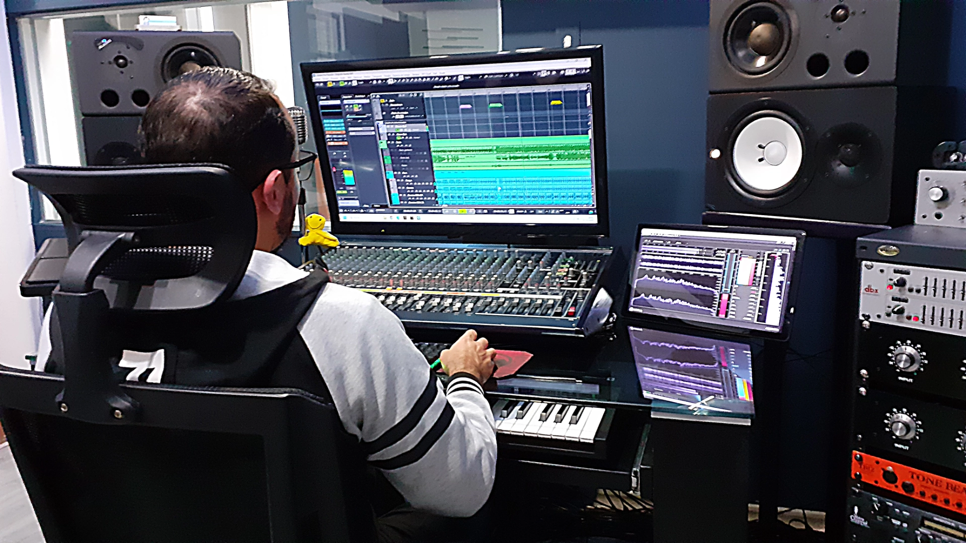 Cesar Mendosa working on a DAW in Semifusa Estudio in Quito, Ecuador