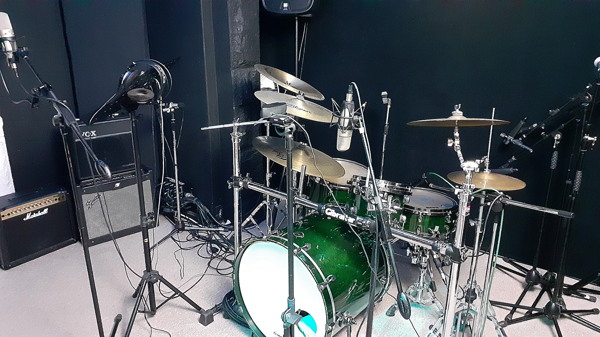Recording room of Semifusa Estudio with a fully mic'd drumkit