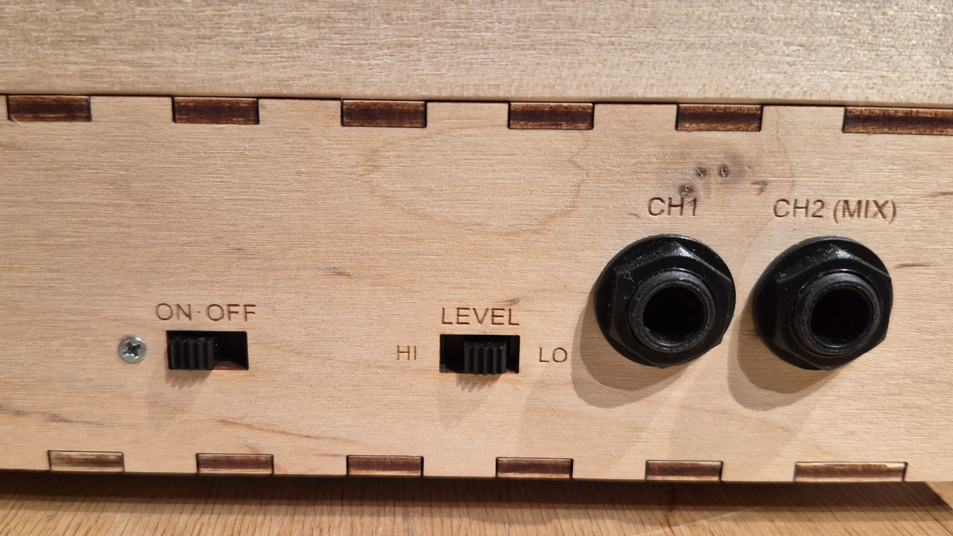 Leaf Audio Microphonic Soundbox mk2 Rückansicht mit Ausgängen und Schaltern