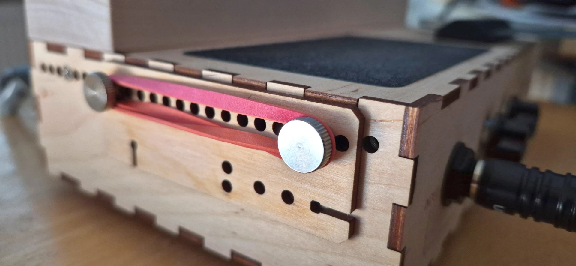 Leaf Audio Microphonic Soundbox mk2 Test Seitenansicht mit Gummiband