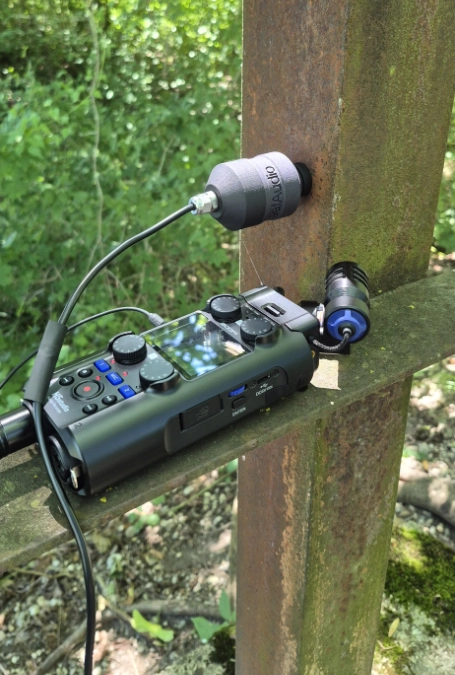 Leaf Audio Geophon am Metallgeländer einer Brücke