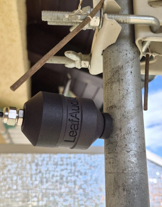 Leaf Audio Geophon an einem Metallrohr