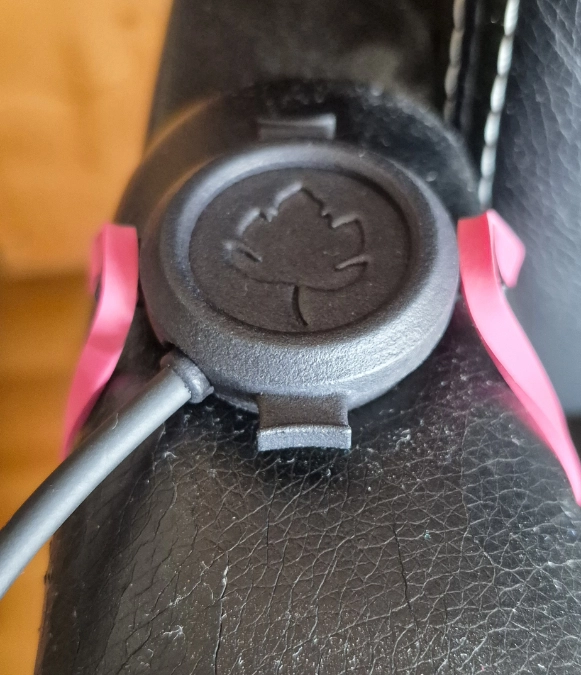 Leaf Audio Kontaktmikrofon mit Gummibändern an einer Lehne befestigt