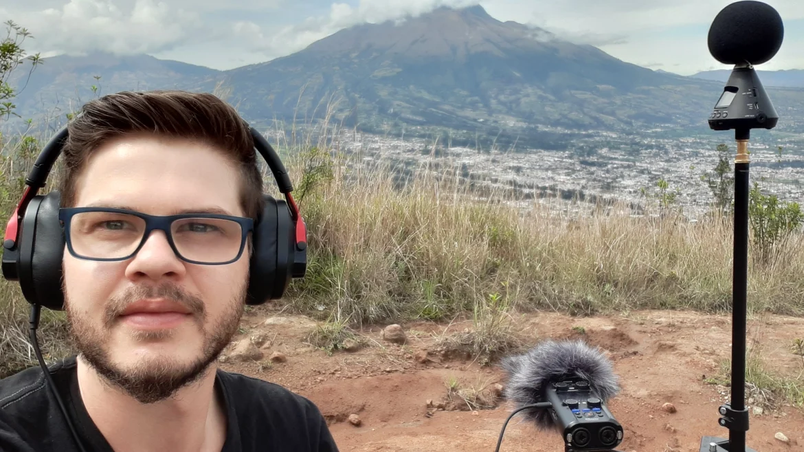 Christoph Strauß mit Zoom H5 Studio und Zoom H3-VR außerhalb von Ibarra, Ecuador